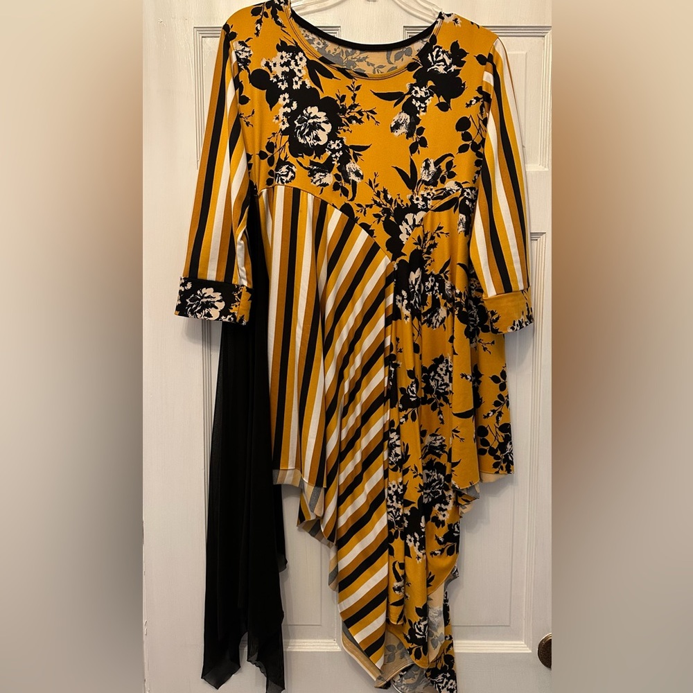 Beautiful top for Fall!! 🍁 - Picture 2 of 3